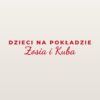 Naklejka na auto Dzieci na pokładzie – z imionami – czerwona folia na jasnym lakierze Naklejka na auto Dzieci na pokładzie – z imionami – czerwona folia na jasnym lakierze