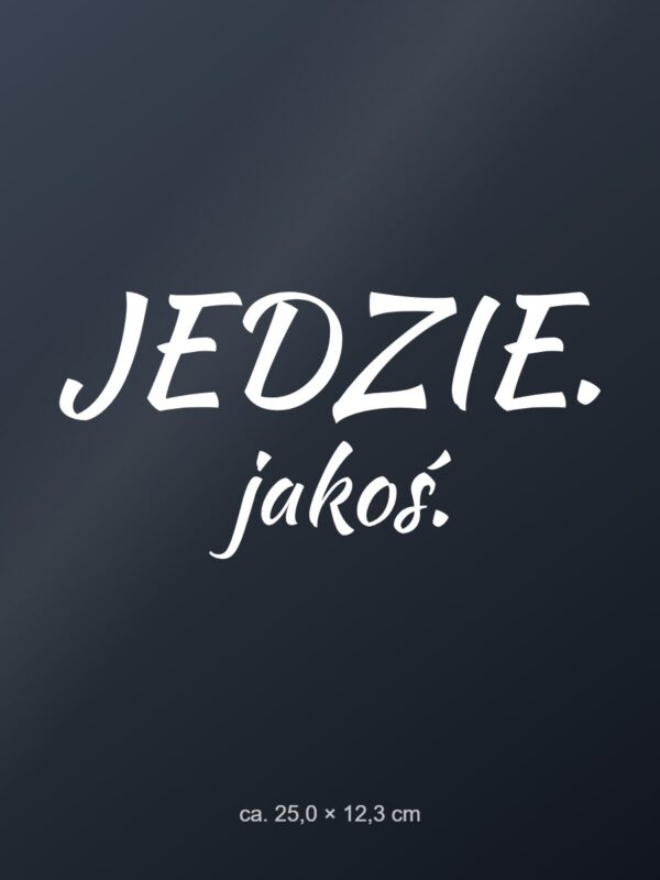 Naklejka na auto Jedzie. Jakoś. – biała folia na ciemnej szybie