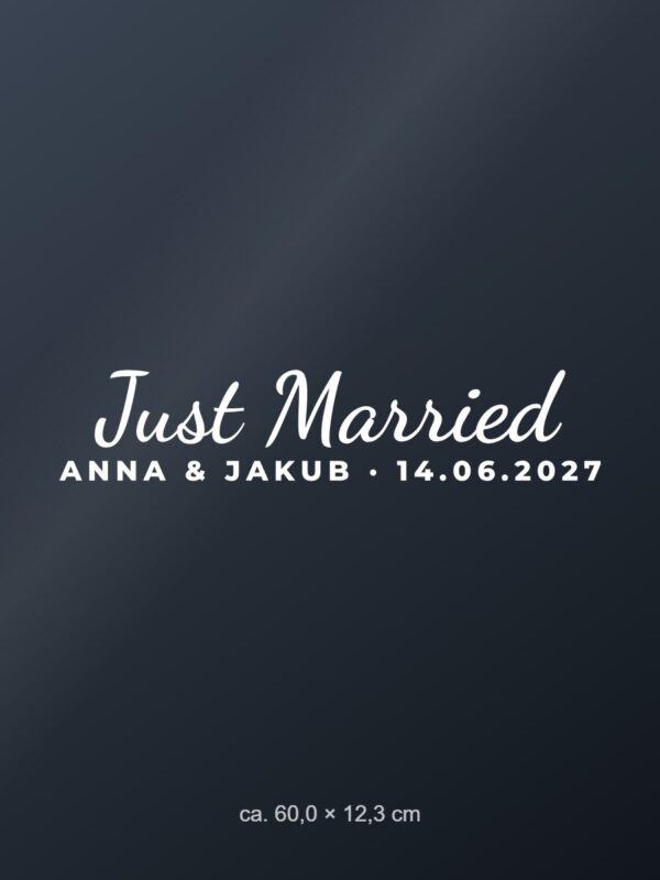 Naklejka na auto Just Married – z imionami i datą – biała folia na ciemnej szybie