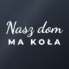 Naklejka na auto Nasz dom ma koła – biała folia na ciemnej szybie Naklejka na auto Nasz dom ma koła – biała folia na ciemnej szybie