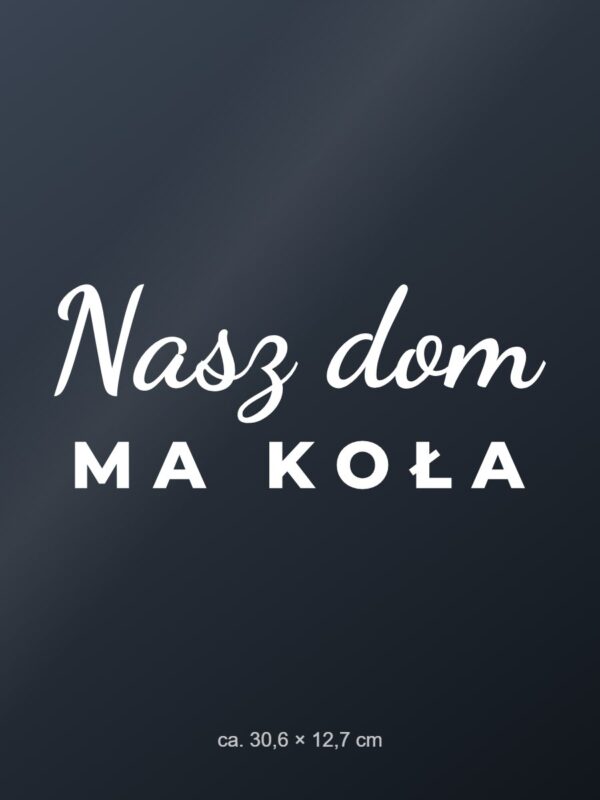 Naklejka na auto Nasz dom ma koła – biała folia na ciemnej szybie