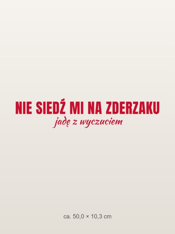 Naklejka na auto Nie siedź mi na zderzaku – jadę z wyczuciem – czerwona folia na jasnym lakierze Naklejka na auto Nie siedź mi na zderzaku – jadę z wyczuciem – czerwona folia na jasnym lakierze