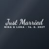 Nalepka za avto Just Married – z imeni in datumom – bela folija na temnem steklu Nalepka za avto Just Married – z imeni in datumom – bela folija na temnem steklu