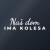 Nalepka za avto Naš dom ima kolesa – bela folija na temnem steklu Nalepka za avto Naš dom ima kolesa – bela folija na temnem steklu