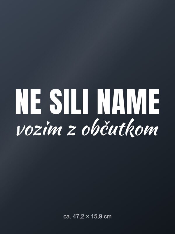 Nalepka za avto Ne sili name – vozim z občutkom – bela folija na temnem steklu Nalepka za avto Ne sili name – vozim z občutkom – bela folija na temnem steklu